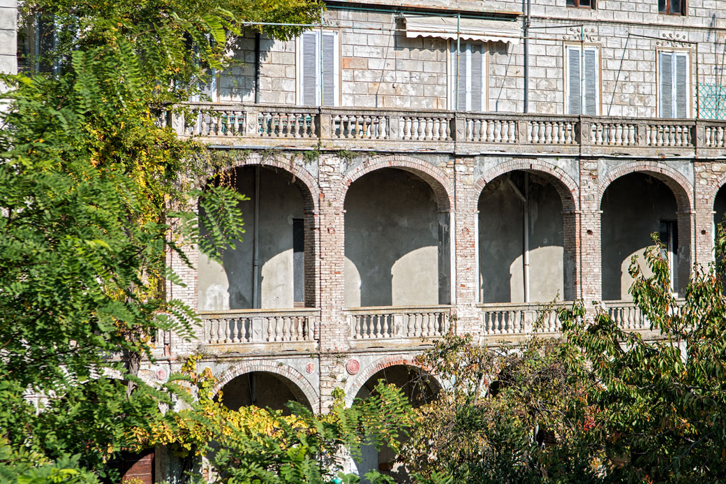 Arches d'un bâtiment de Varzi, Italie