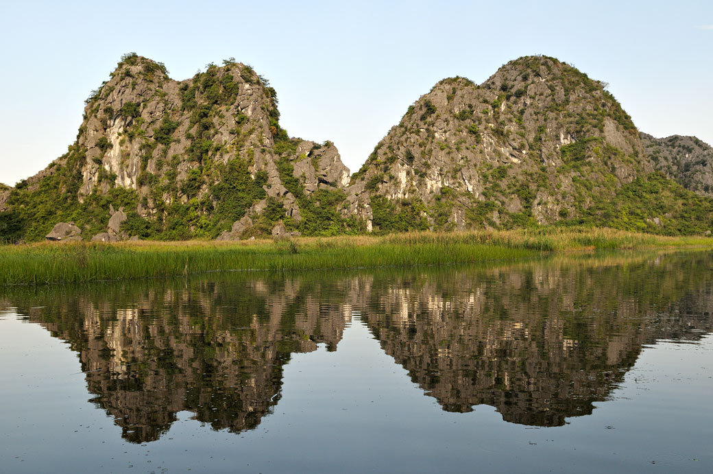 Réflexion de montagnes dans la réserve de Van Long, Vietnam