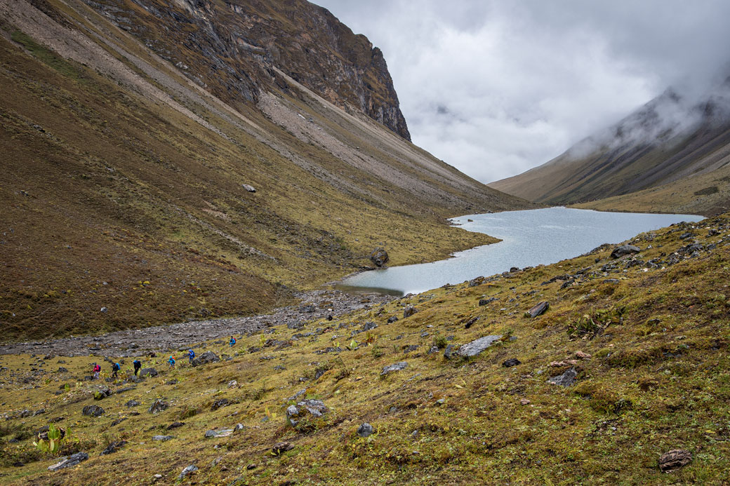 Trekkeurs au bord de Tshophu Lake, Bhoutan