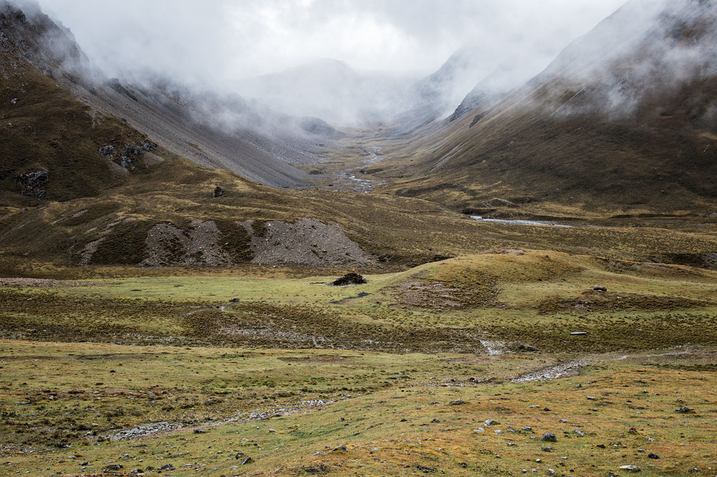 Vallée sous les nuages en route pour le col de Nyile La, Bhoutan