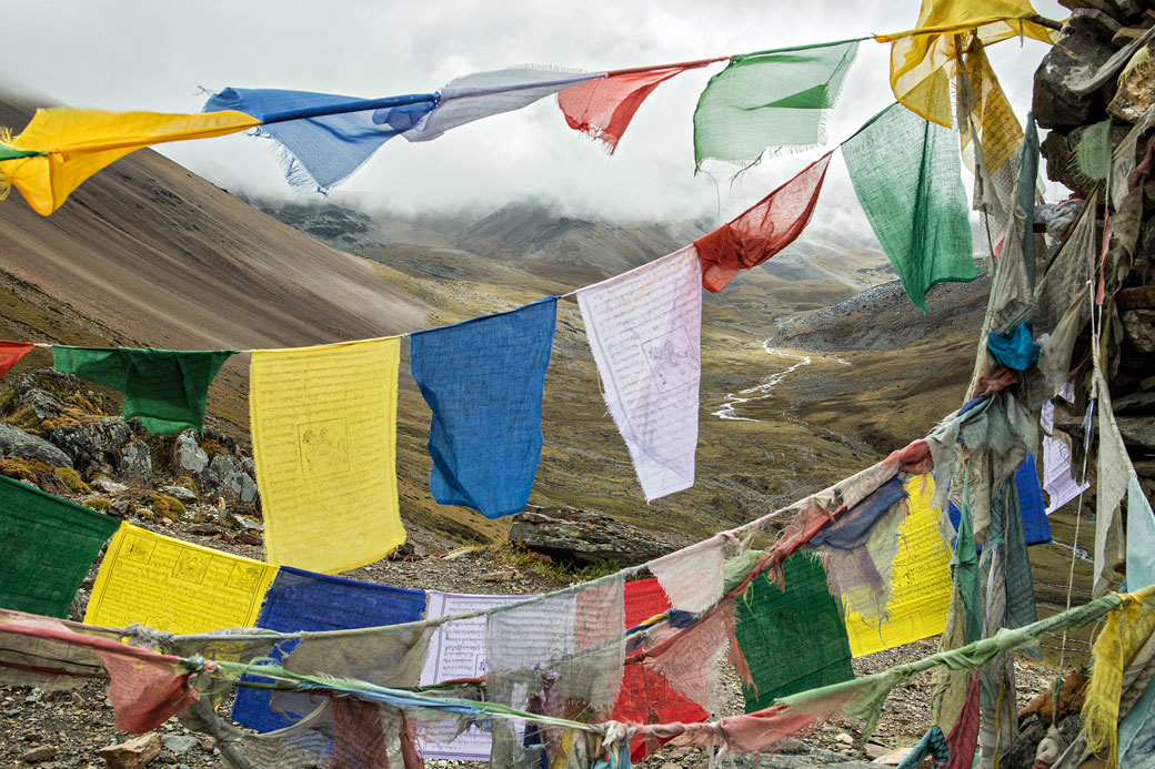 Drapeaux de prières lors de la montée au col de Nyile La, Bhoutan