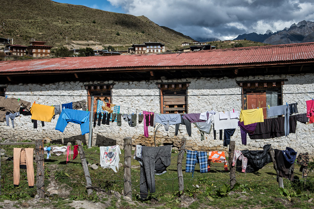 Lessive qui sèche dans le village de Laya, Bhoutan