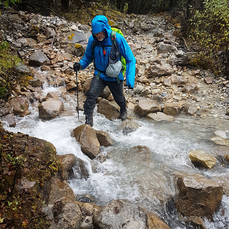 Traversée d'un ruisseau sous la pluie, Bhoutan