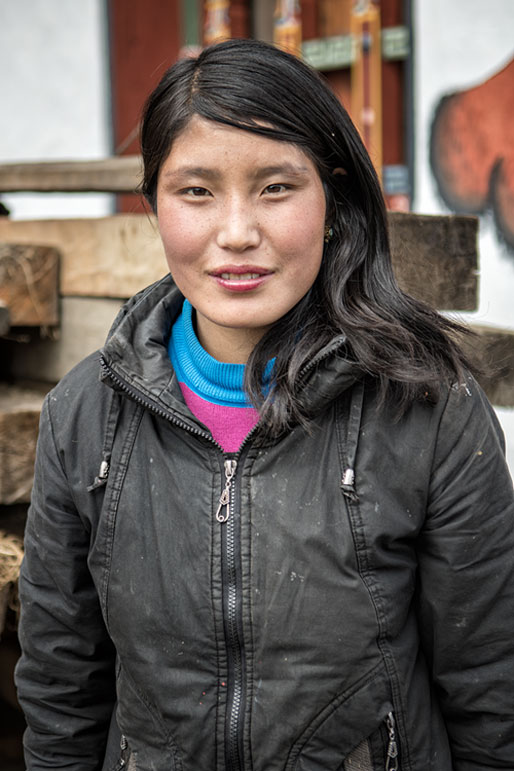 Portrait d'une jeune femme dans le village de Woche, Bhoutan