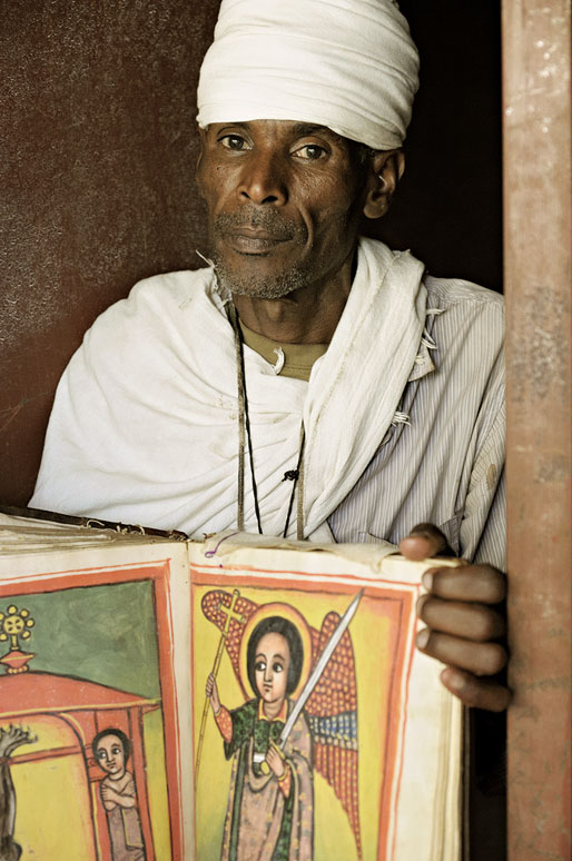 Prêtre avec un livre Saint enluminé, Ethiopie