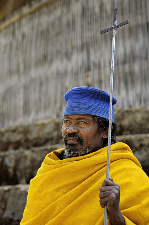 Portrait d'un moine tenant une croix de métal, Ethiopie