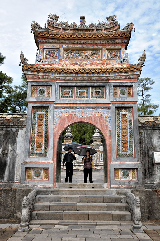 Couple à la porte du tombeau de Tu Duc, Vietnam