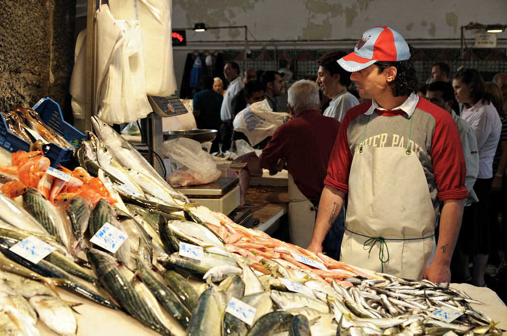 Poissonnier et sa balance à la Pescheria de Catane en Sicile, Italie