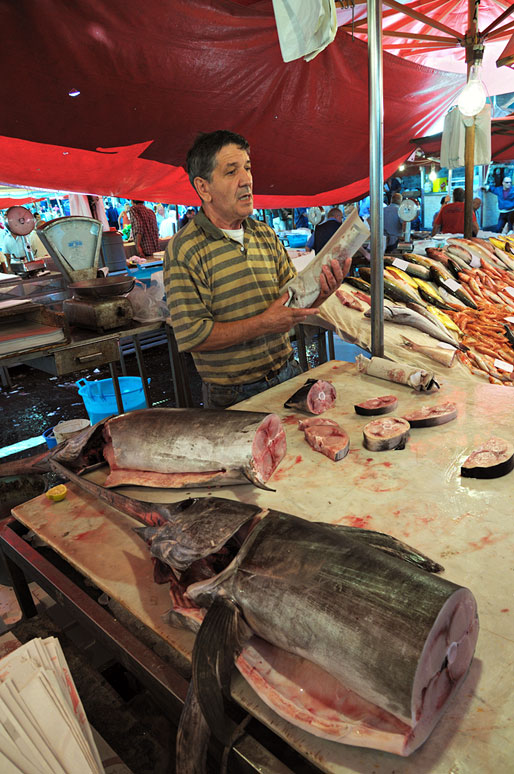 Poissonnier et son espadon à la Pescheria de Catane en Sicile, Italie