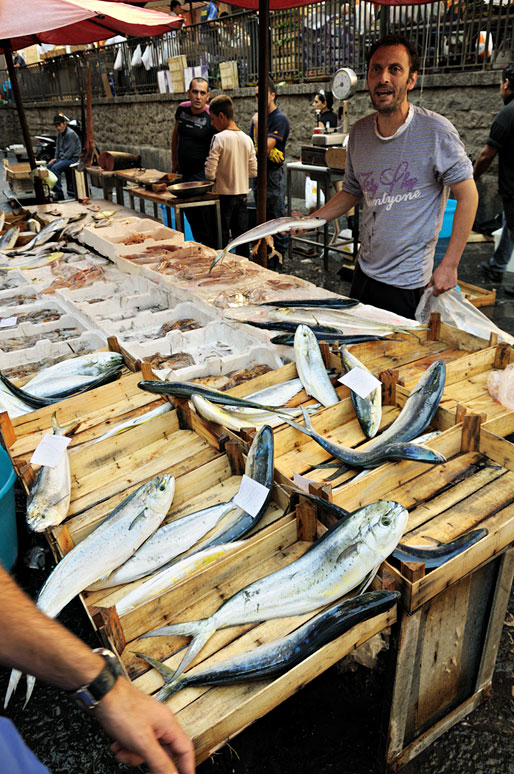 Étal de poissons à la Pescheria de Catane en Sicile, Italie