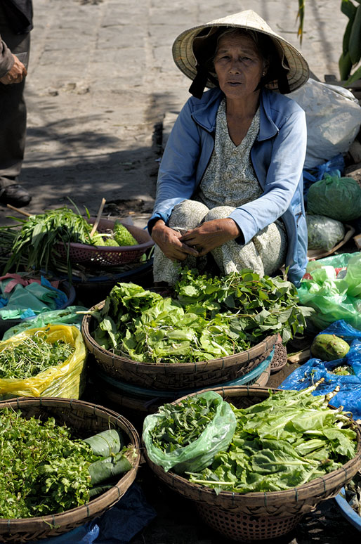 Vendeuse de légumes verts au marché de Hoi An, Vietnam