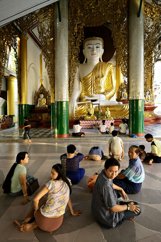 Grande statue de bouddha à la pagode Shwedagon, Birmanie