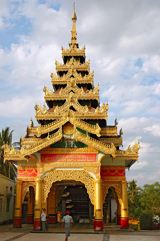 Une des entrée de la pagode Shwemawdaw à Bago, Birmanie