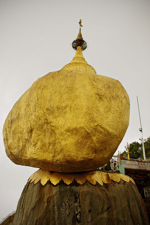 La pagode du Rocher d'Or, Birmanie