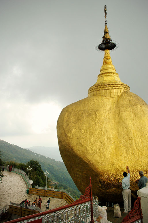 Hommes qui déposent de l'or sur le Rocher d'Or, Birmanie