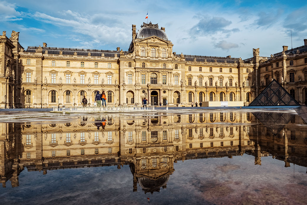 Réflexion au musée du Louvre à Paris, France