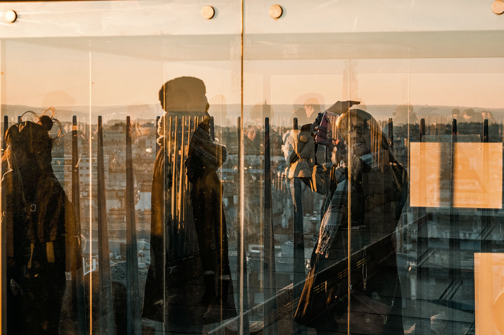 Silhouettes sur l'Arc de Triomphe à Paris, France