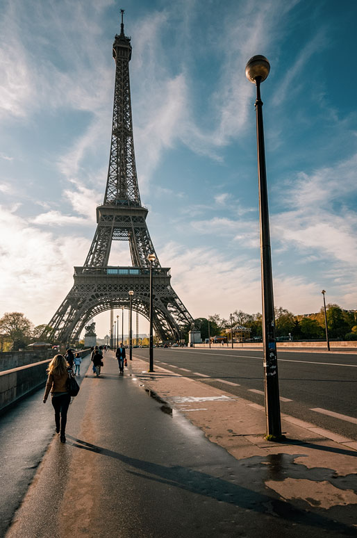 Passants devant la Tour Eiffel