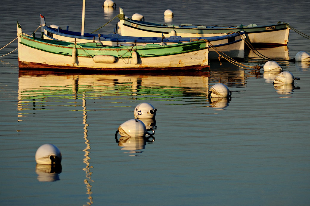 Barques au coucher du soleil au Brusc, France