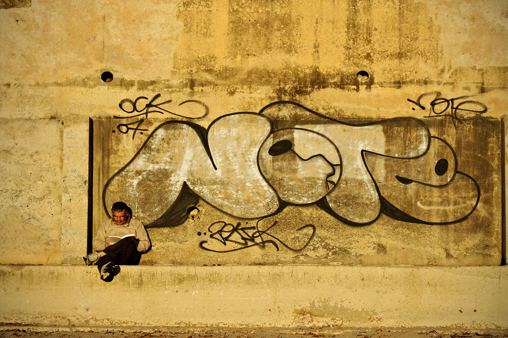 Lecteur et graffiti sur une plage de Sanary-sur-Mer, France