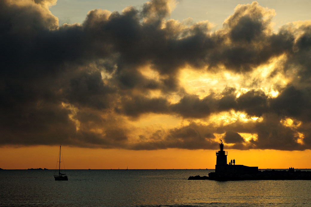 Coucher de soleil près du phare de Sanary-sur-Mer, France