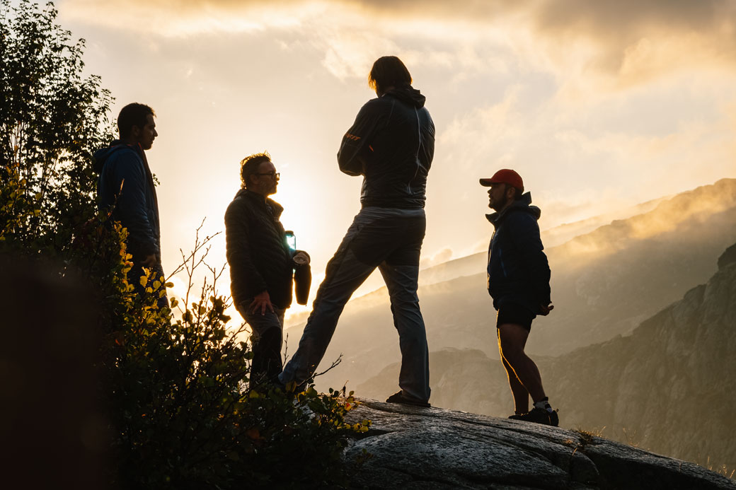 Discussions au refuge de Manganu pendant le coucher du soleil, Corse