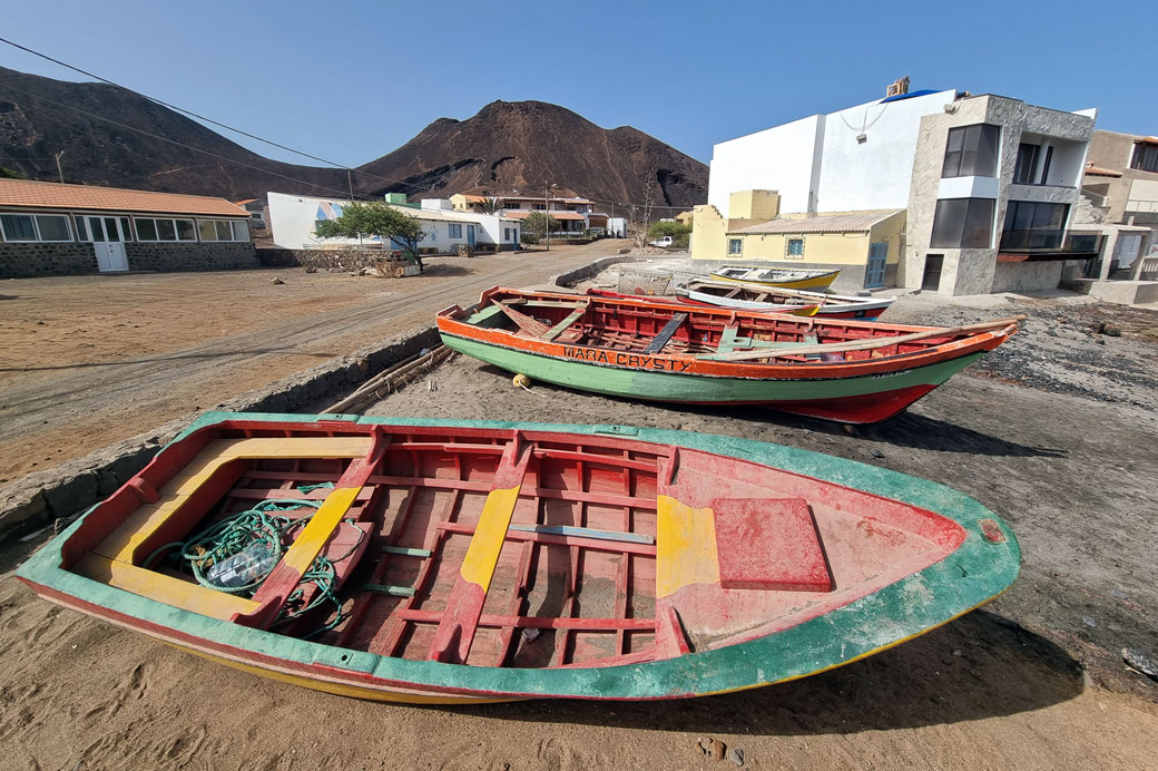 Barques et volcan à Calhau sur l’île de São Vicente, Cap-Vert