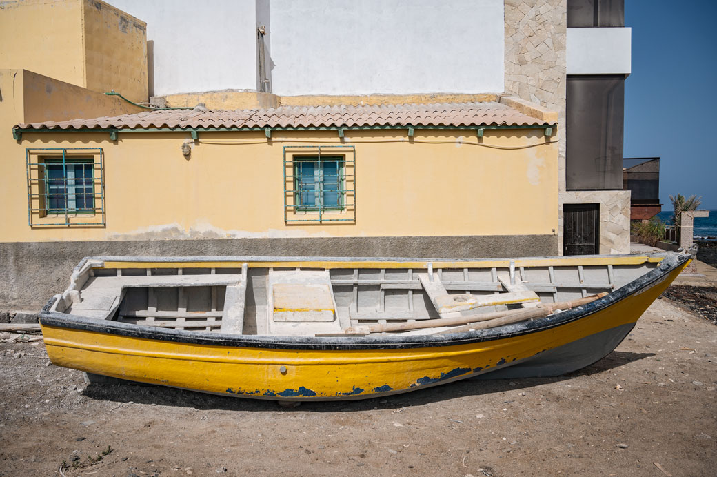 Barque jaune à Calhau sur l’île de São Vicente, Cap-Vert