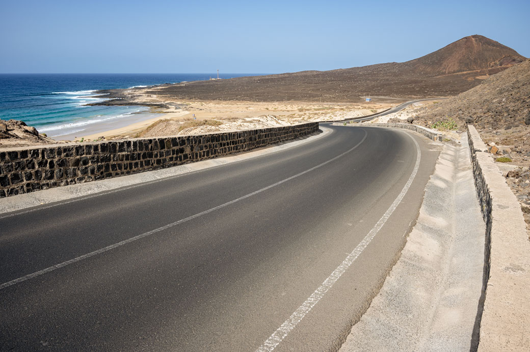 Route côtière près de praia Grande sur l'île de São Vicente, Cap-Vert