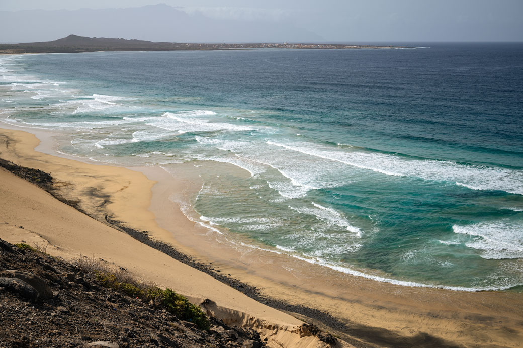 Plage déserte au nord-est de l'île São Vicente, Cap-Vert