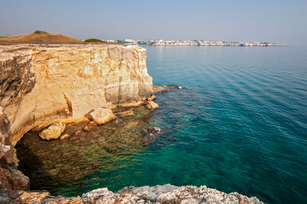 Falaise près de Torre dell'Orso dans le Salento