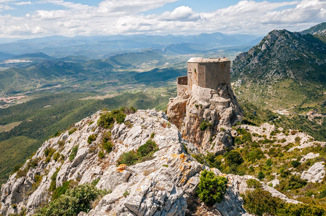 Château de Quéribus sur sa crête rocheuse, France