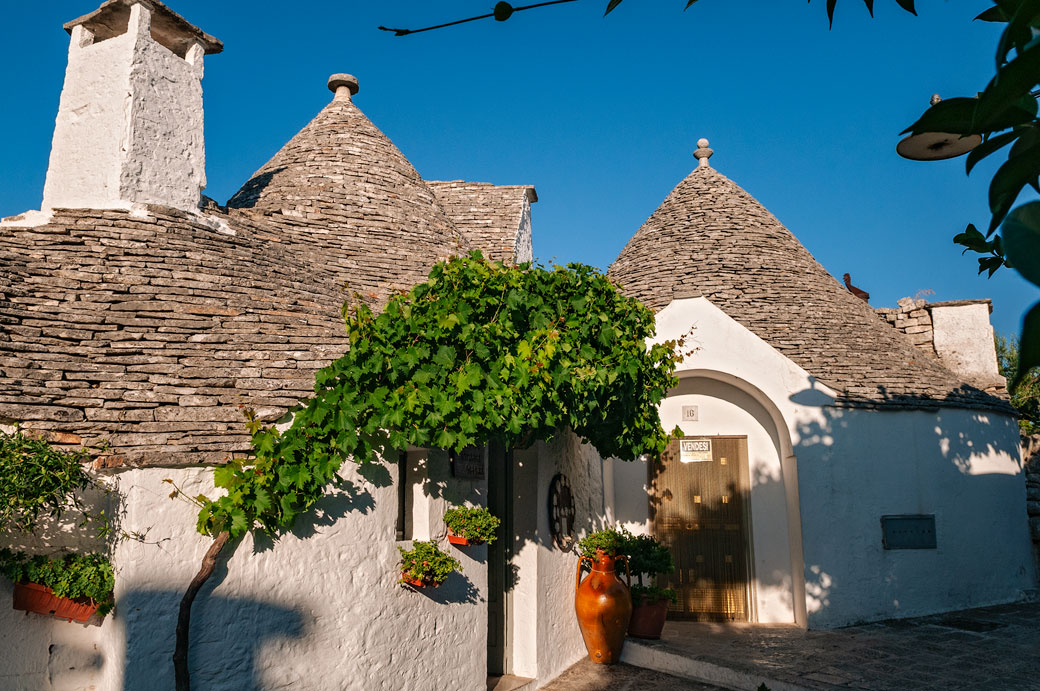 Trullo et ciel bleu dans la ville d'Alberobello, les Pouilles