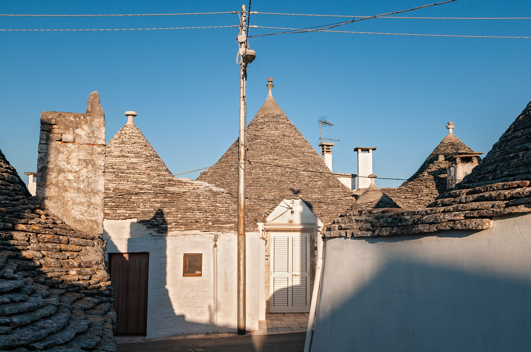 Trulli dans une rue déserte d'Alberobello, les Pouilles