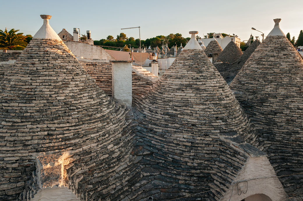 Nombreux toits coniques des trulli d'Alberobello, les Pouilles