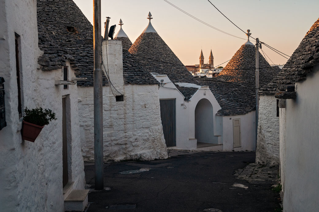 Église et trulli d'Alberobello dans les Pouilles, Italie