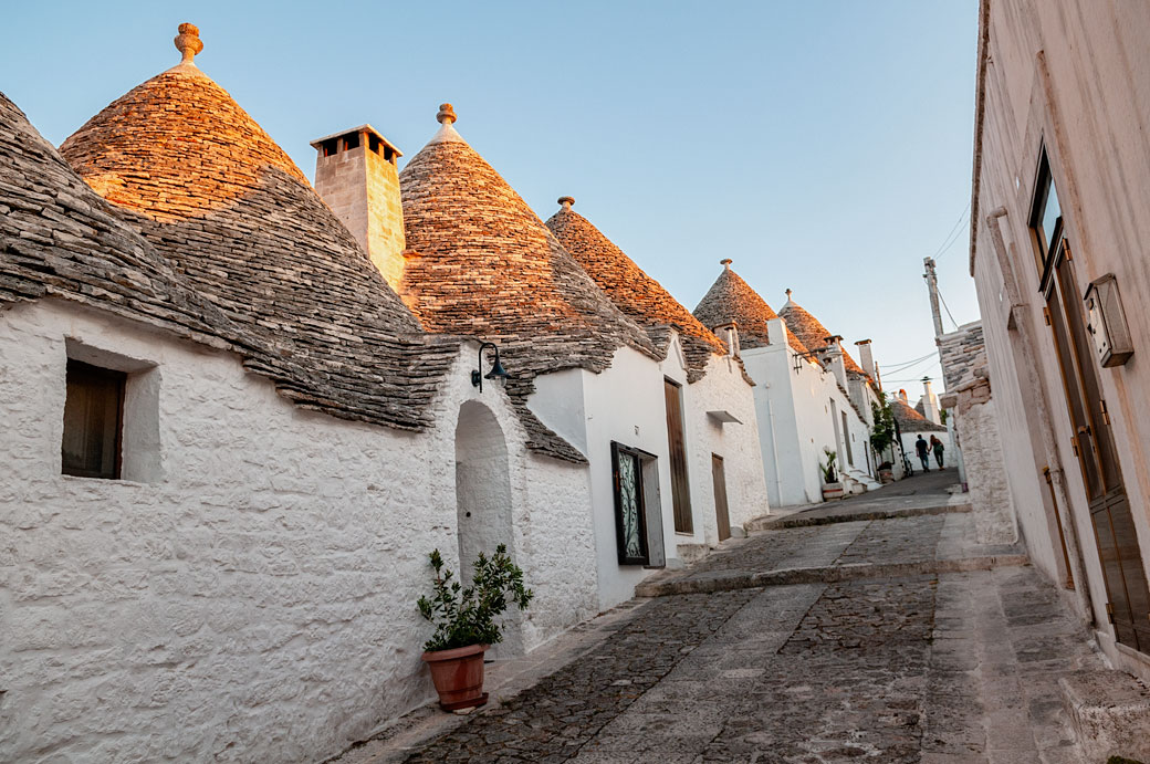 Ruelle en pente bordée de trulli à Alberobello, les Pouilles