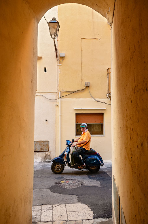 Homme sur un scooter dans une rue de Gallipoli, les Pouilles