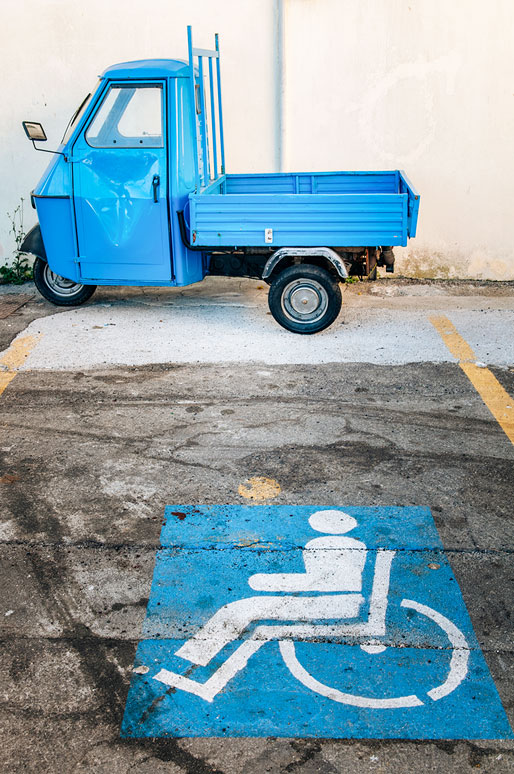 Camionnette 3 roues sur une place handicapée à Gallipoli, les Pouilles