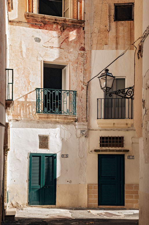 Vieille façade dans une ruelle de Gallipoli, les Pouilles