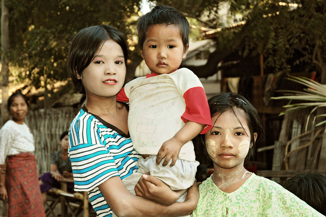 Enfants avec du thanaka à Bagan, Birmanie