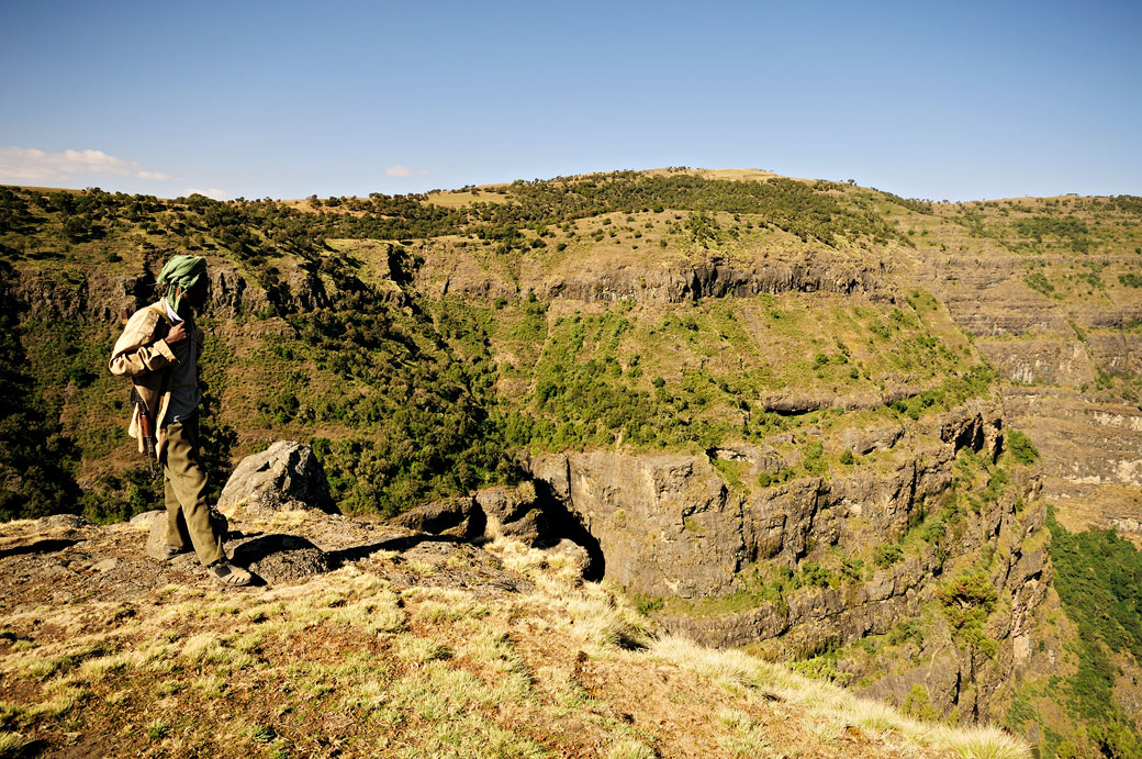 Ranger armé près d'une falaise des montagnes du Simien, Ethiopie