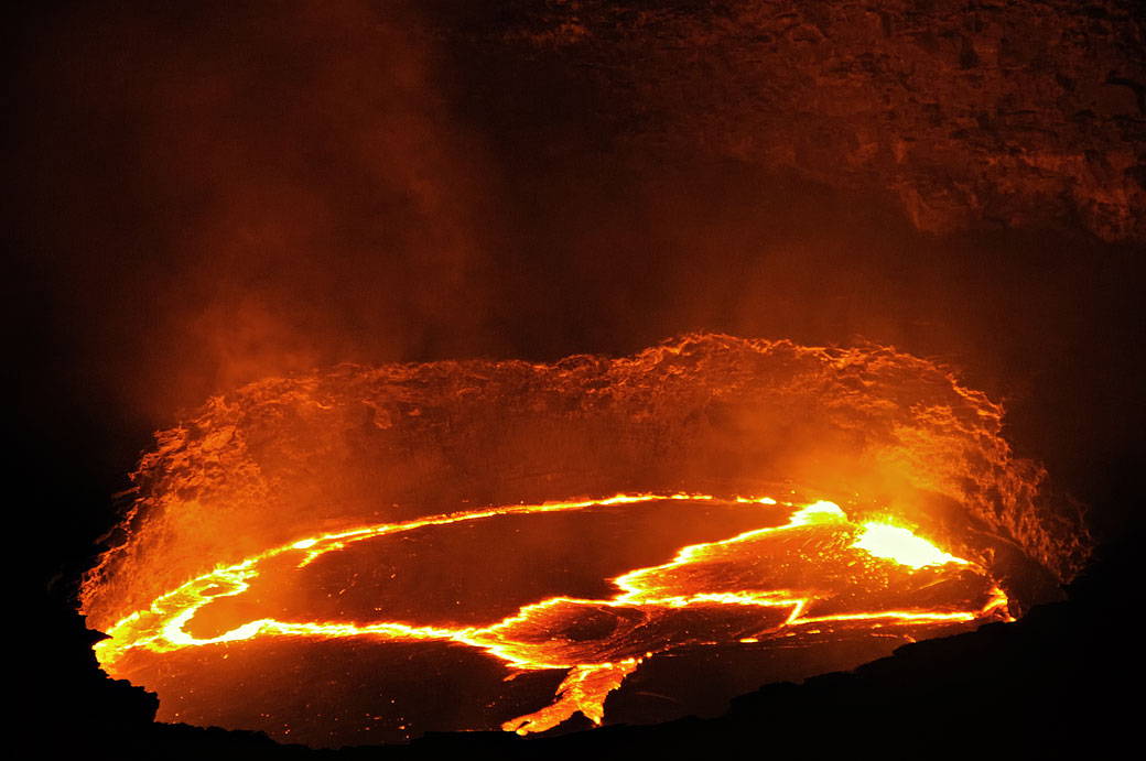 Ethiopie Lac de  lave  en fusion au volcan Erta Ale 