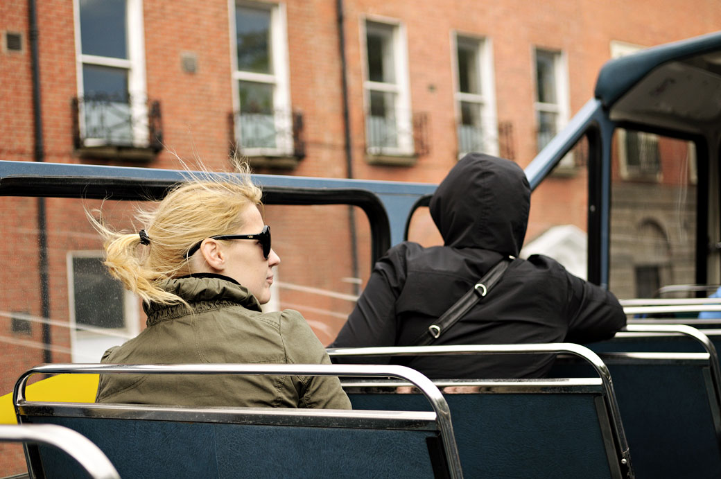 Touristes dans un bus à toit ouvert de Dublin, Irlande